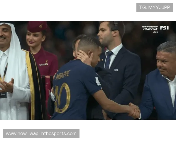 姆巴佩赛后为对方教练献花，绅士风度获赞